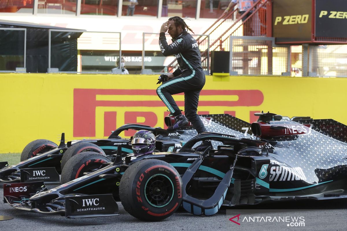 Hamilton juara GP Tuscan yang kacau balau