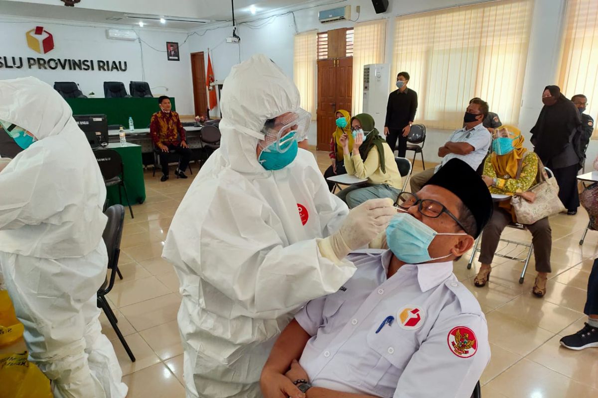 56 komisioner dan staf Bawaslu Riau uji usap tenggorokan