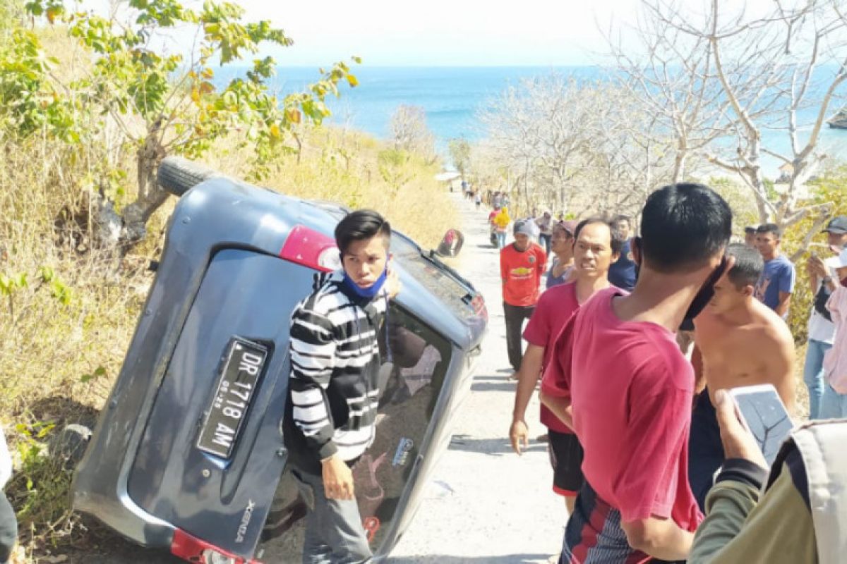 Gara-gara rem blong, mobil Daihatsu Xenia terbalik saat menuju Pantai Pink (Video)