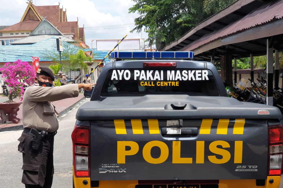 Polres Inhil pasang stiker imbauan protokol kesehatan di mobil dinas