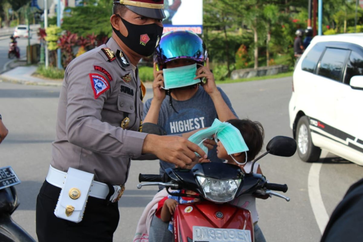 Polres Poso  bagikan masker gratis kepada pengendara