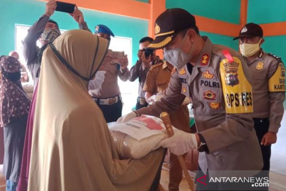 Polres Sijunjung bantu puluhan warga Kandang Baru, bagi yang terdampak COVID-19