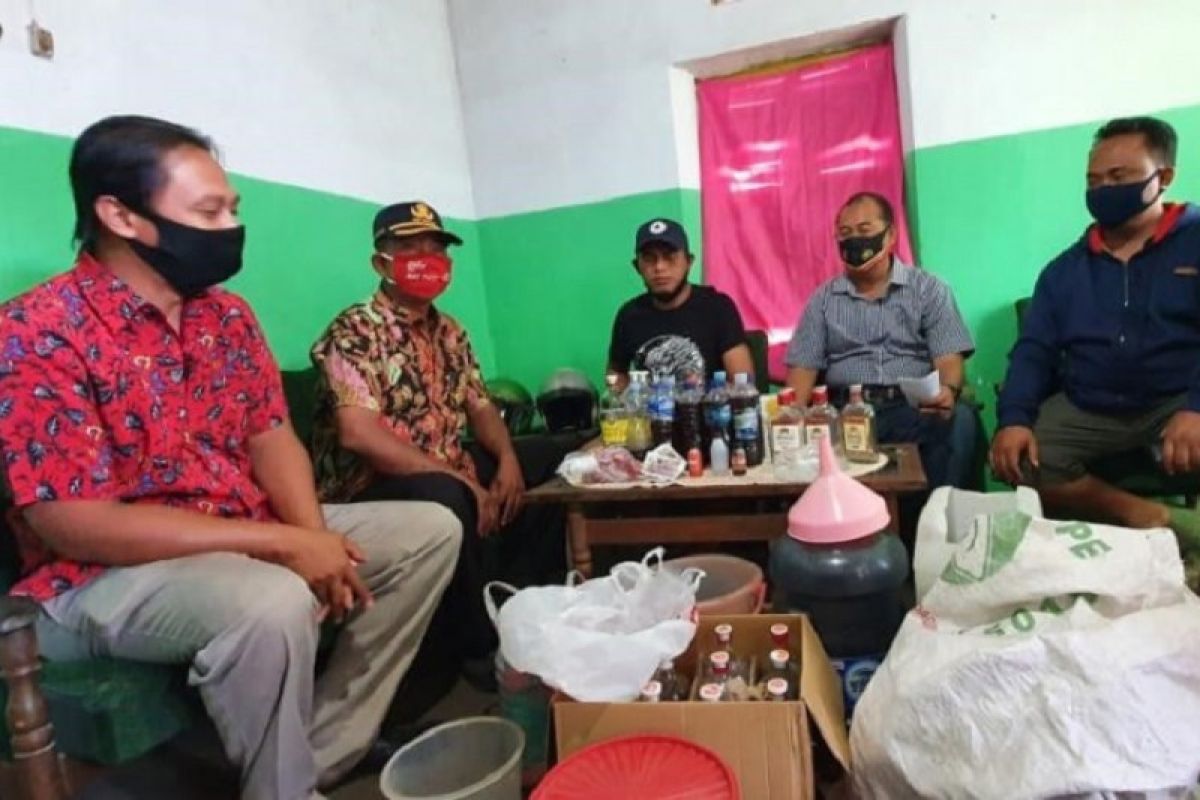 Empat tewas dan dua lainnya dirawat di rumah sakit akibat pesta miras