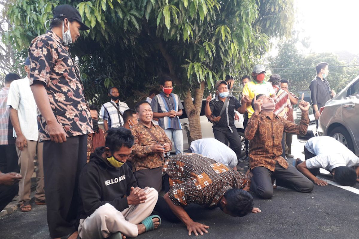 Masyarakat sujud syukur saat Hakim PTUN kabulkan permohonan gugatan sengketa pemilihan kepala kampung