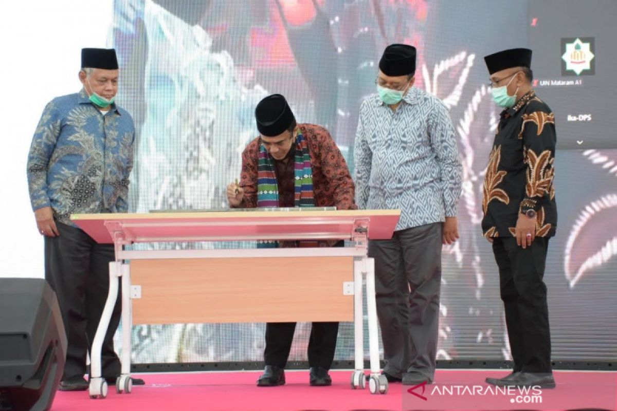 Menag bersama Gubernur NTB meresmikan gedung baru UIN Mataram