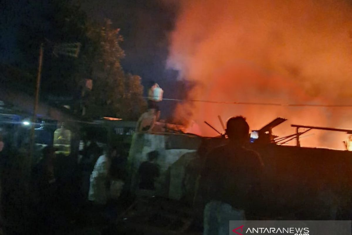 Gara-gara lupa matikan kompor ,rumah warga terbakar