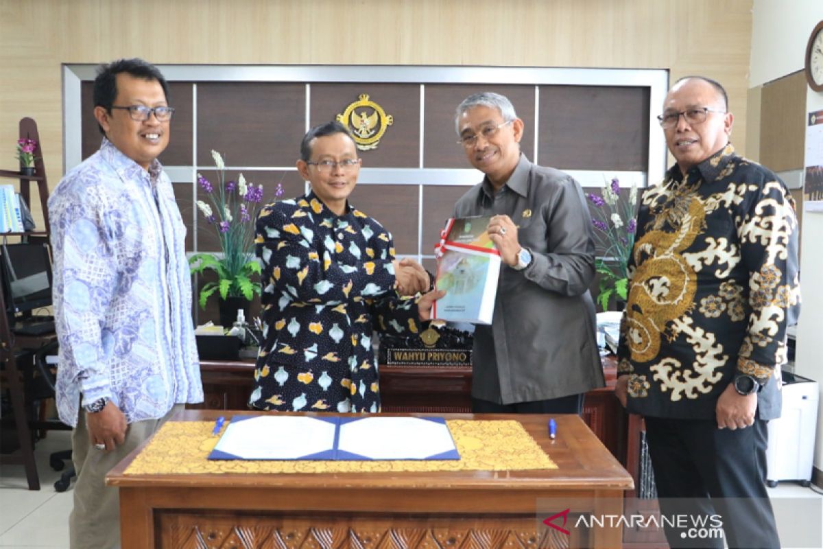 Bupati Lutim Serahkan LKPD Unaudited 2019 kepada BPK