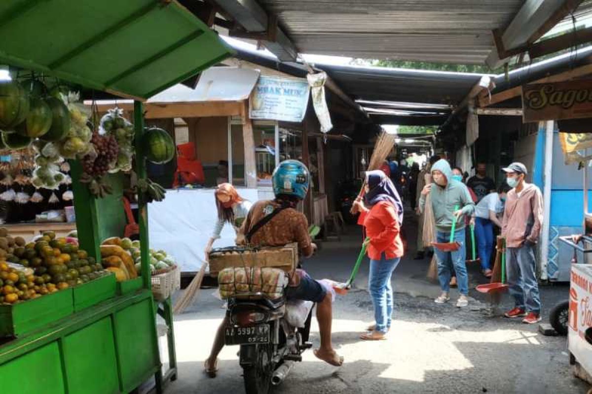 Pelanggar protokol kesehatan di Wonosobo dihukum bersihkan pasar