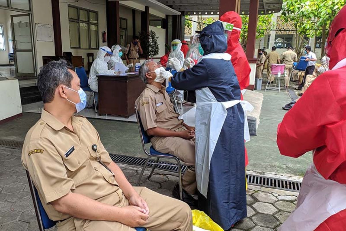 Puluhan pegawai DLH Banyumas jalani tes usap setelah ada yang positif COVID-19