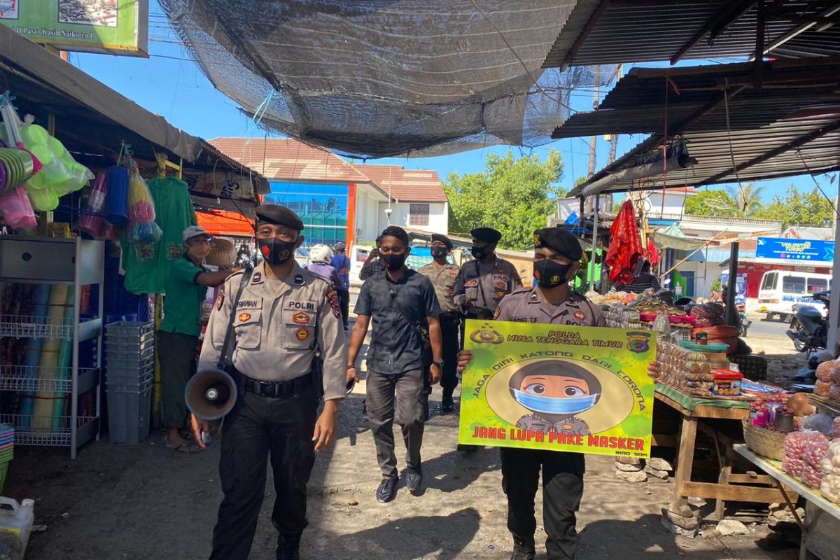 Polisi imbau warga Kota Kupang di pasar tradisional gunakan masker