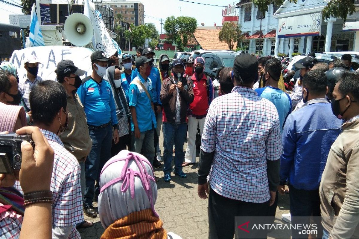 Ratusan karyawan Pajitek Pekalongan tuntut pesangon