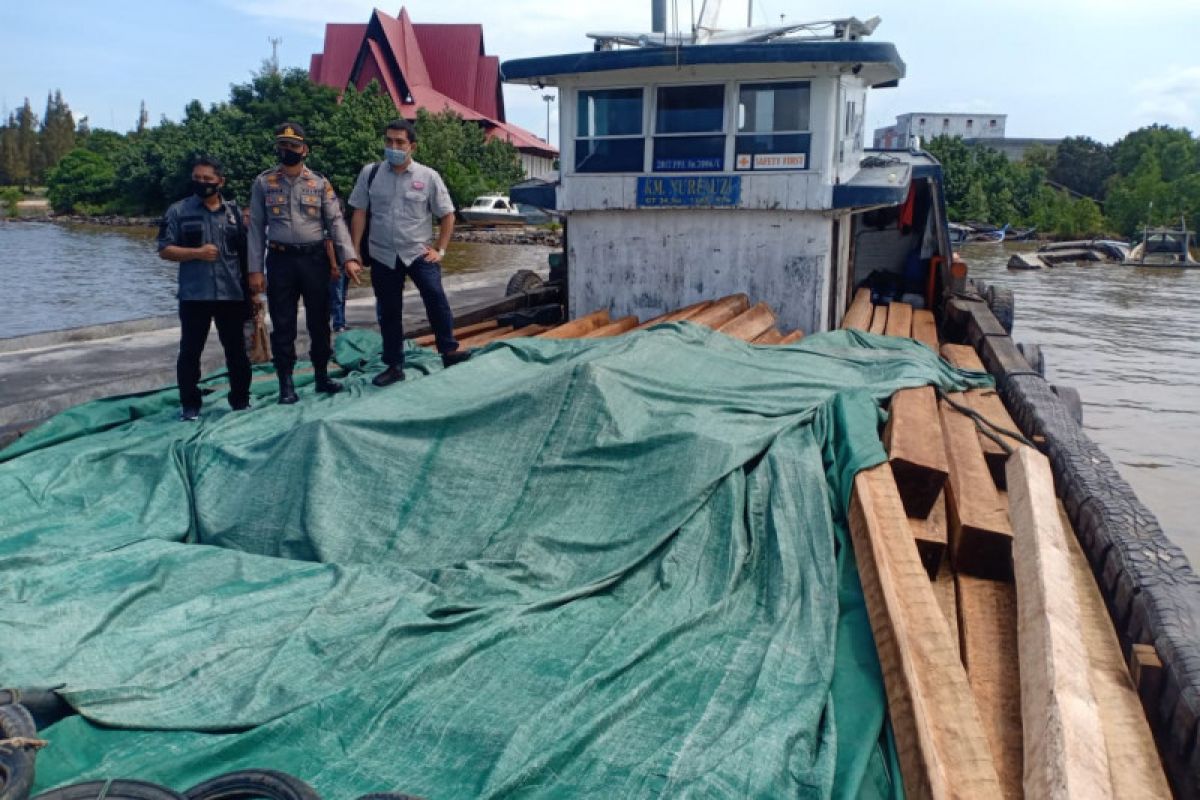 Ratusan batang kayu tanpa dokumen diamankan dari sebuah kapal di Bengkalis