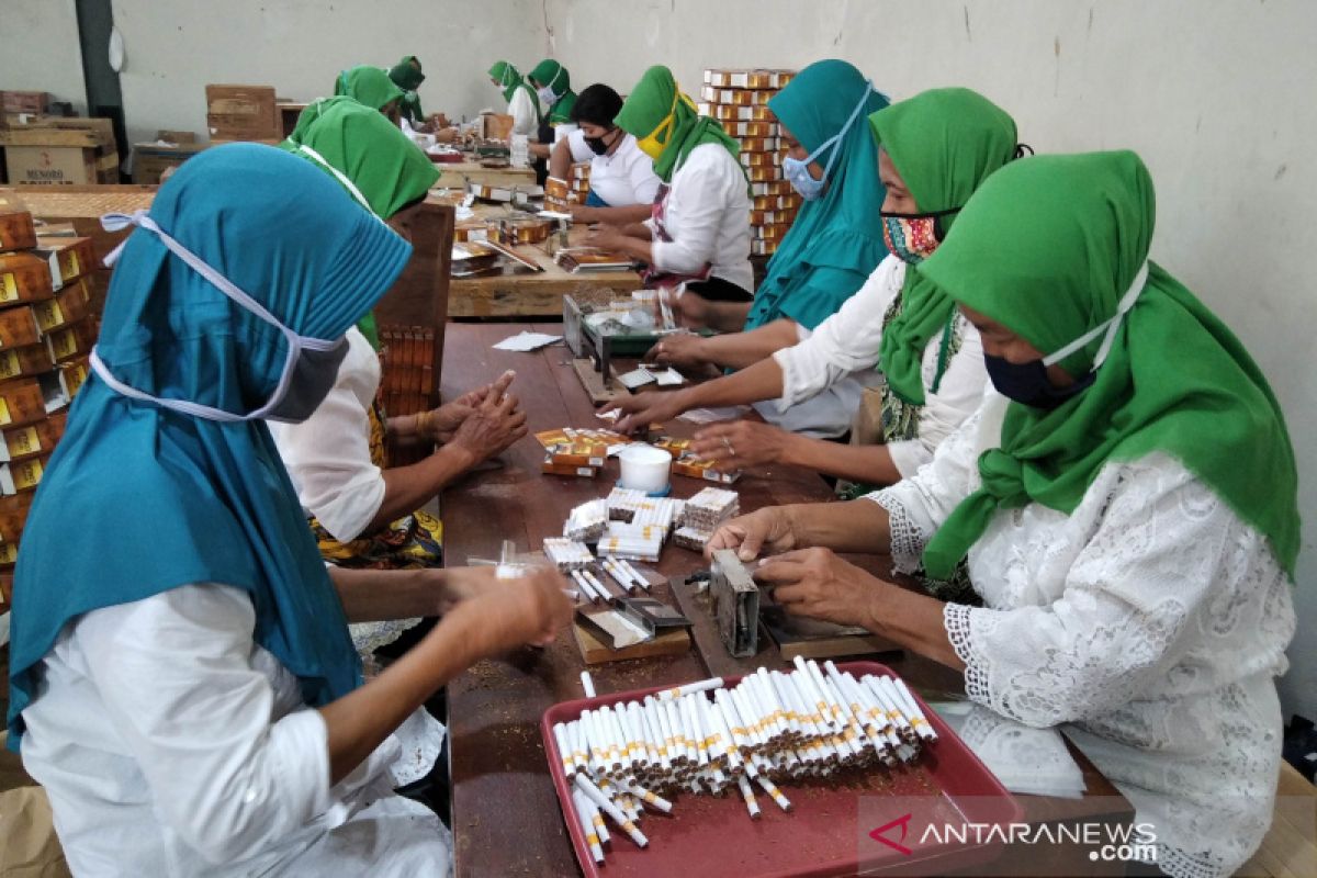 Penerimaan cukai rokok Kudus baru capai 49,78 persen