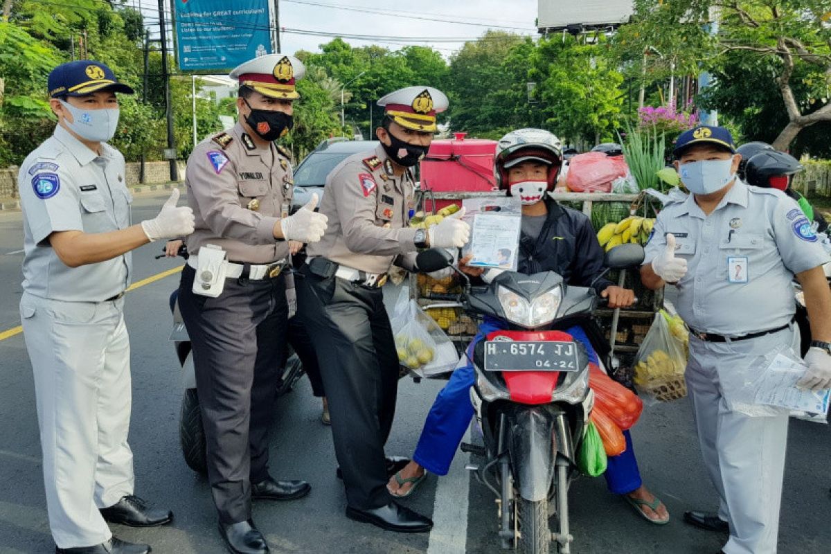 Jasa Raharja bagikan masker, jamu, dan vitamin ke masyarakat