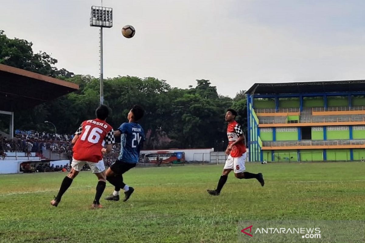 Laga uji coba Persiku Kudus dihentikan akibat  banyaknya penonton