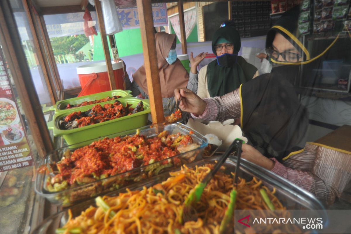 Berbagi berkah saat pandemi lewat  nasi Padang Rp5.000