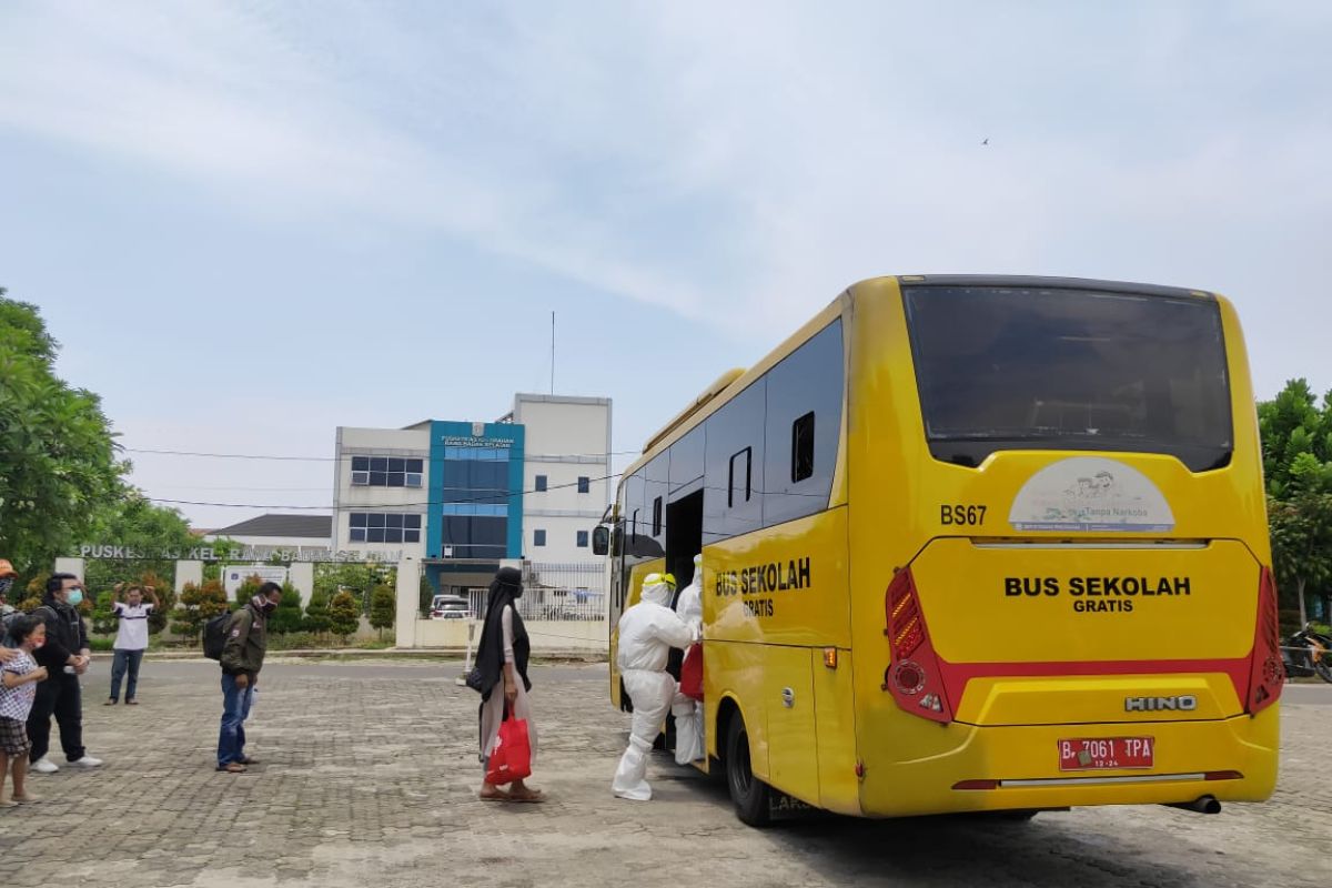 1.973 pasien COVID-19 dievakuasi menggunakan bus sekolah menuju RS rujukan