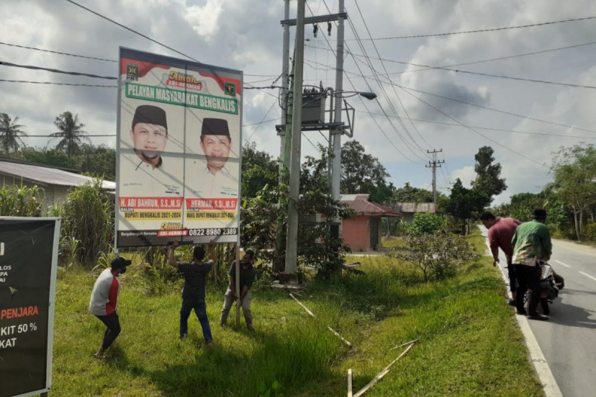 Bawaslu Bengkalis bongkar sejumlah alat peraga kampanye