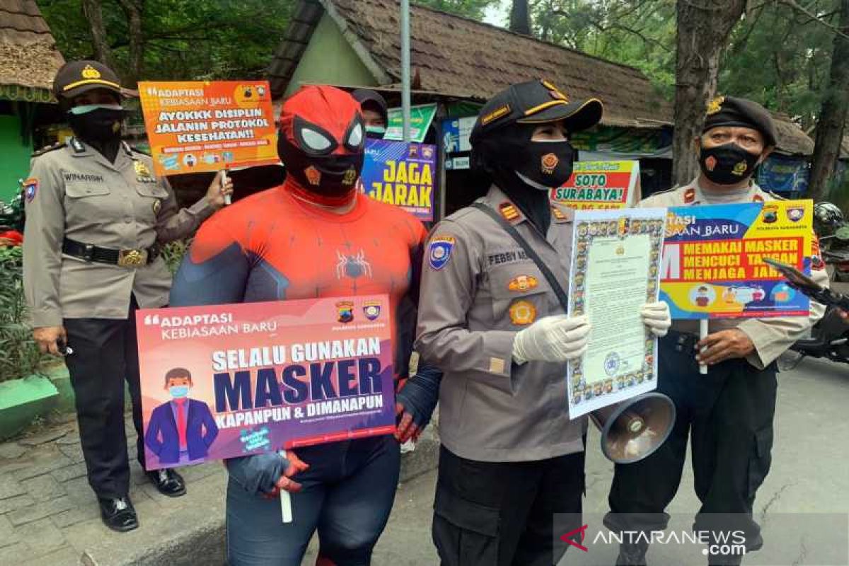 Polresta Surakarta libatkan  "spiderman"  sosialisasi protokol kesehatan