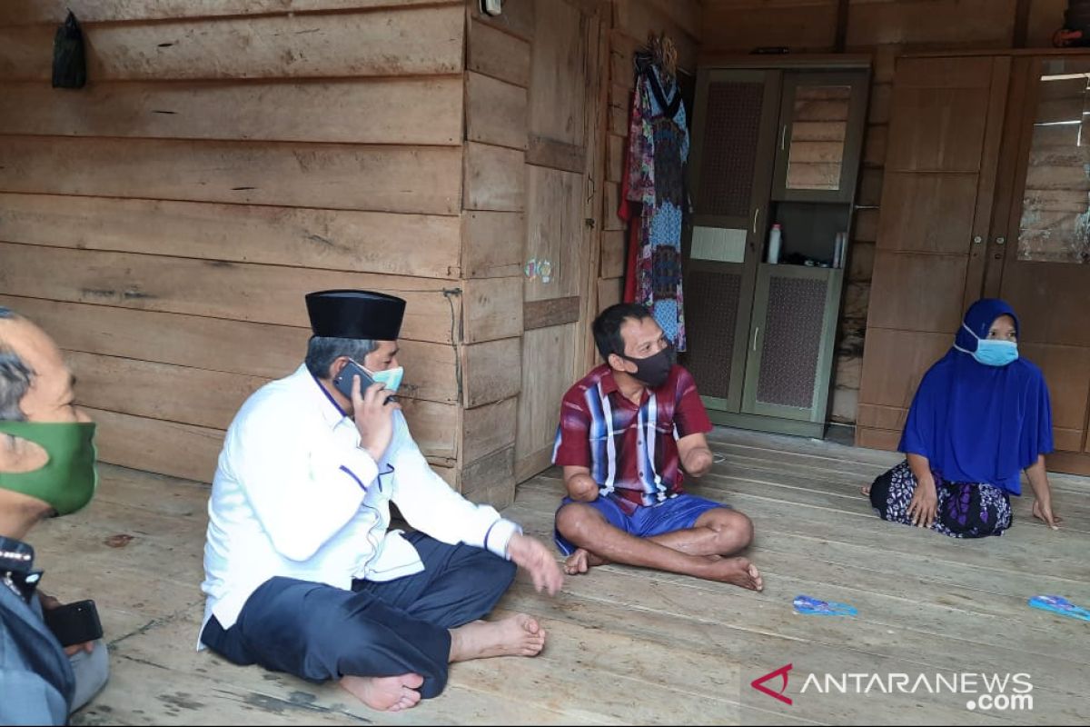 Melihat tangan Syahroji buntung kesetrum saat panen sawit, Alfedri lakukan ini