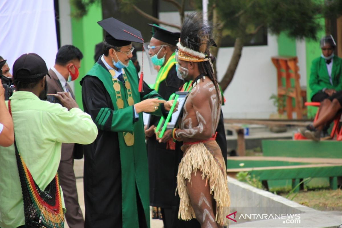 Universitas Amal Ilmiah pertama di pedalaman Papua mewisuda 199 orang