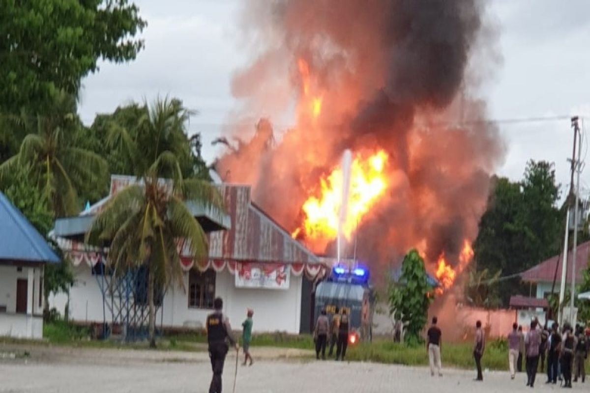 Polisi berikan tembakan peringatan saat buka blokade di jalan Trans Papua