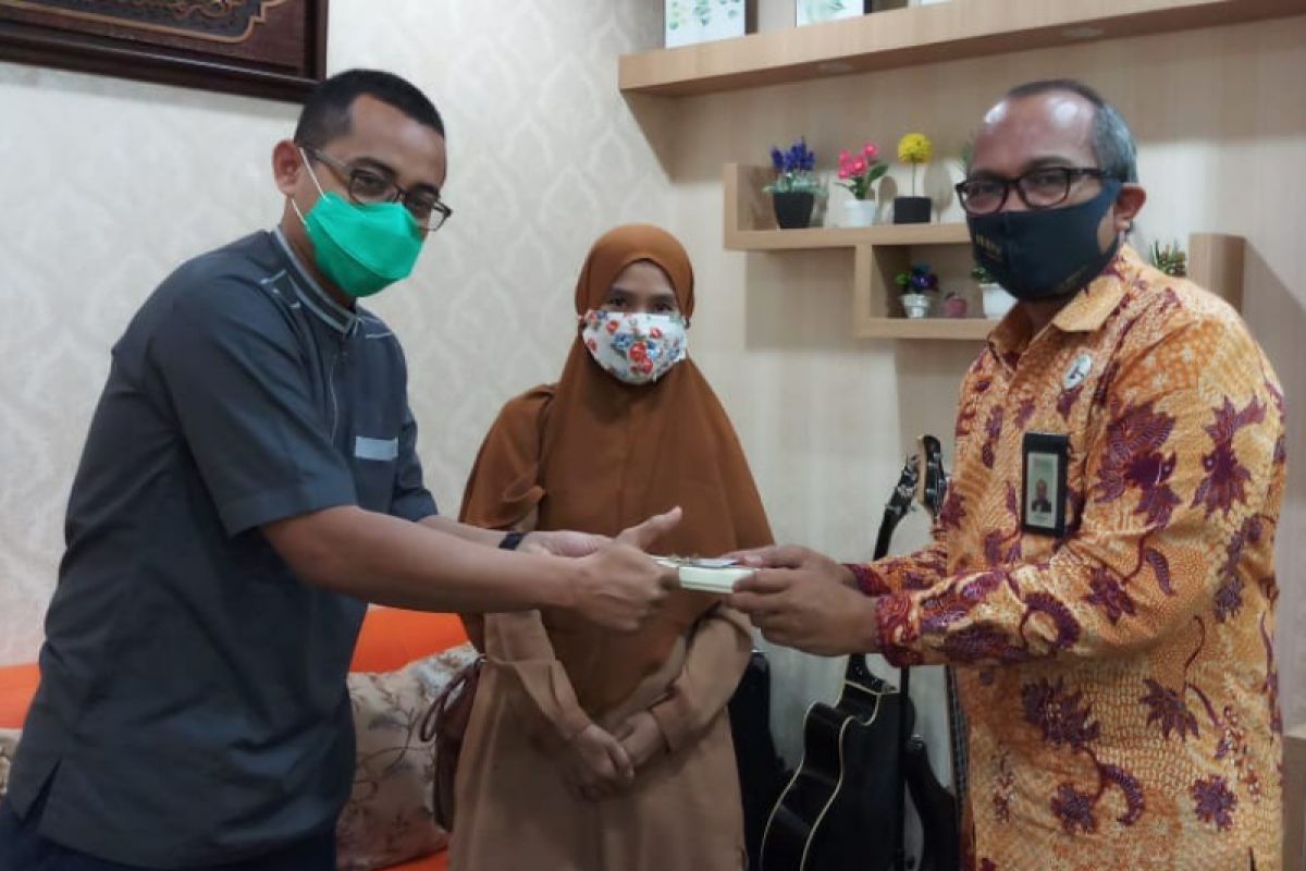 Hari Batik, BNI Syariah bagikan masker dan hand sanitizer