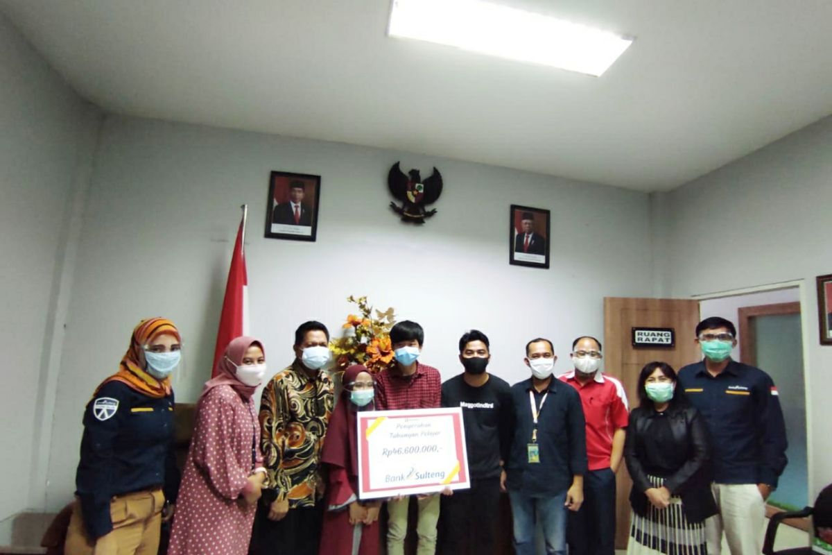 OJK Sulteng serahkan hadiah juara 'Vlog Competition' peringatan HIB dan BIK 2020