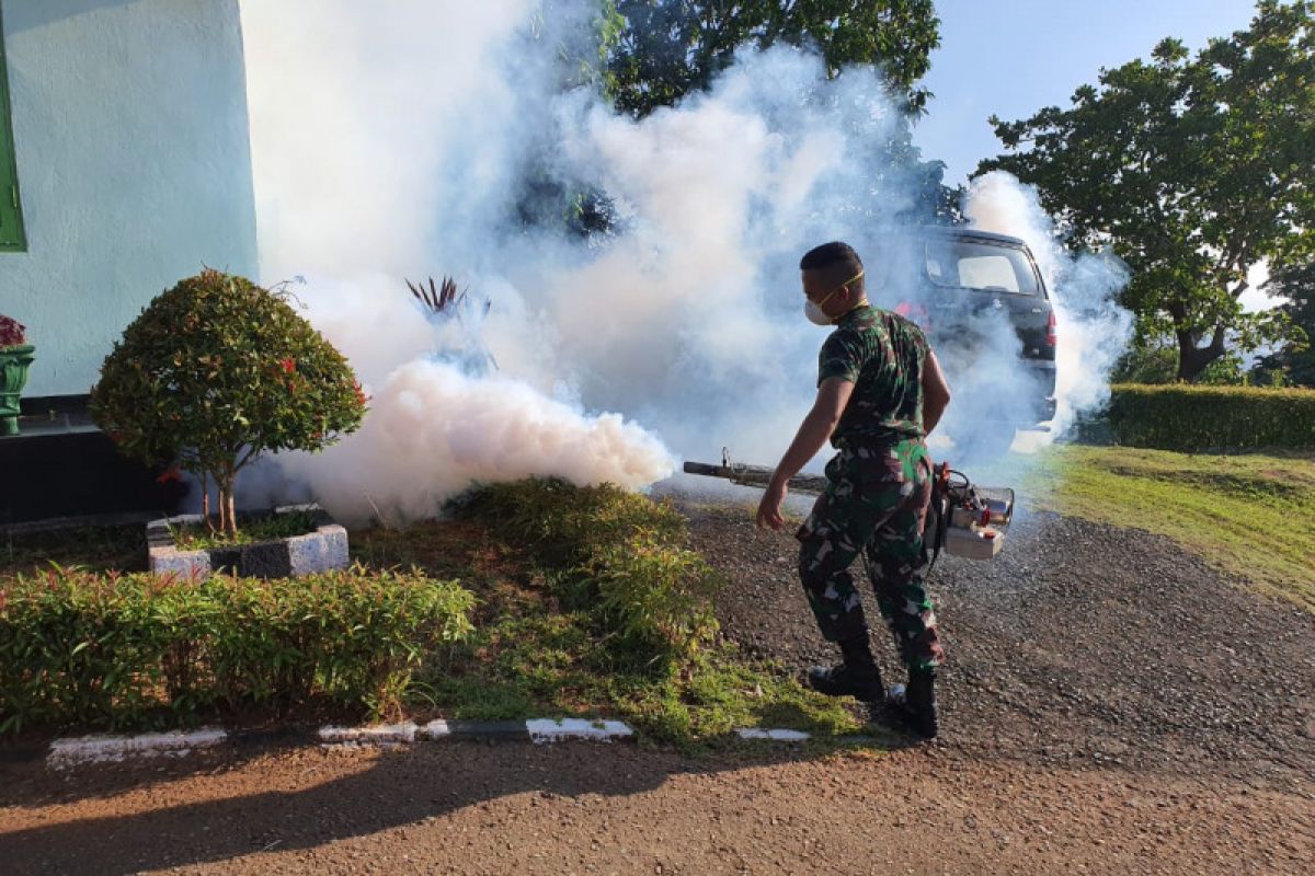 Pendam XVII/Cenderawasih lakukan fogging lingkungan kerja cegah malaria dan DBD