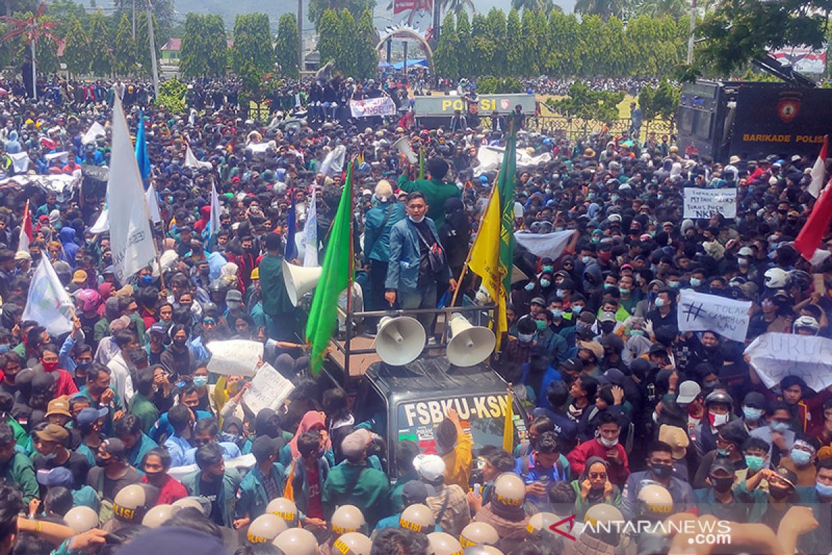 Aksi lempar batu warnai demo soal UU Cipta Kerja di Bandar Lampung