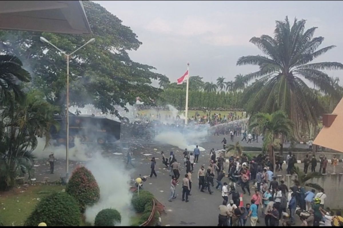 Aksi massa tolak UU Cipta Kerja di Lampung berlangsung ricuh