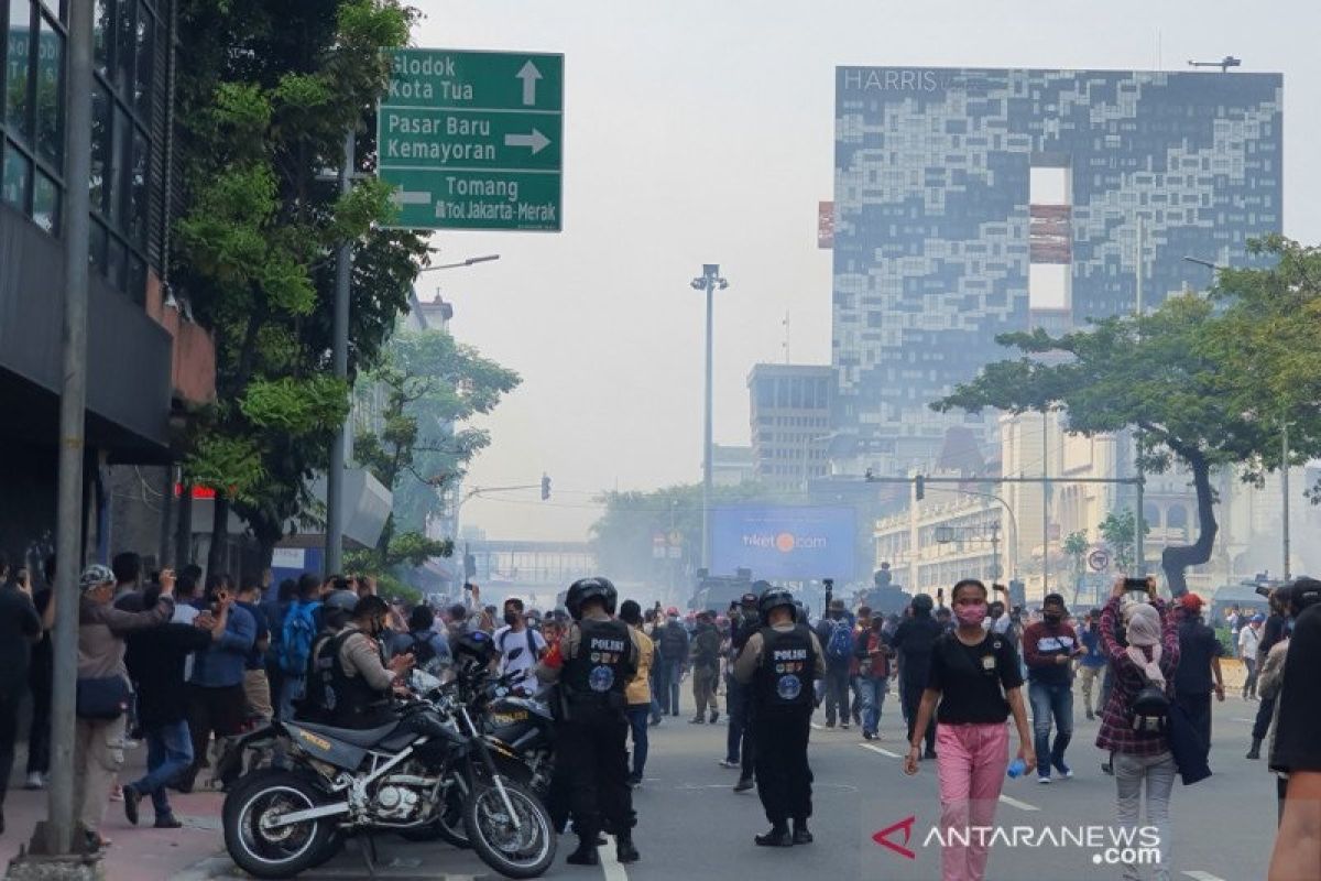 Polisi tembakkan gas air mata untuk bubarkan massa aksi di Simpang Harmoni