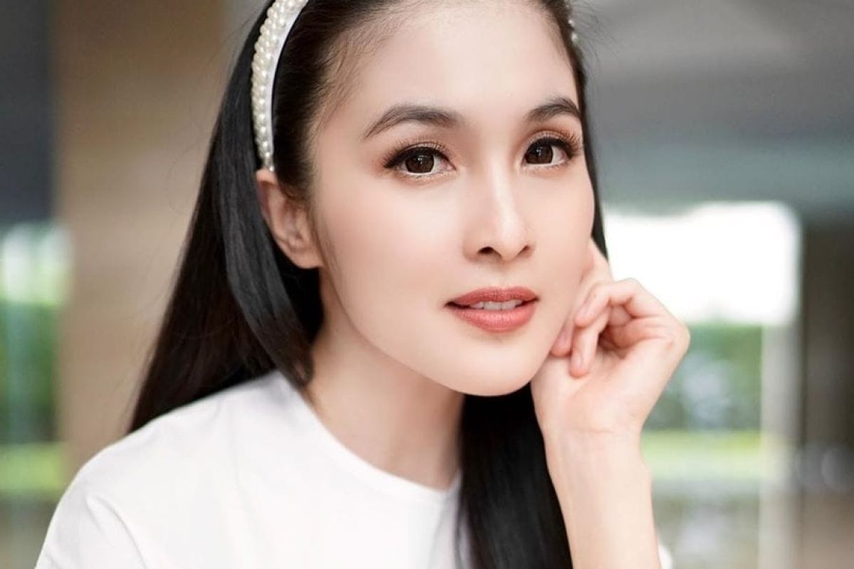 Ini tips rawat kulit bagi "working mom" ala Sandra Dewi