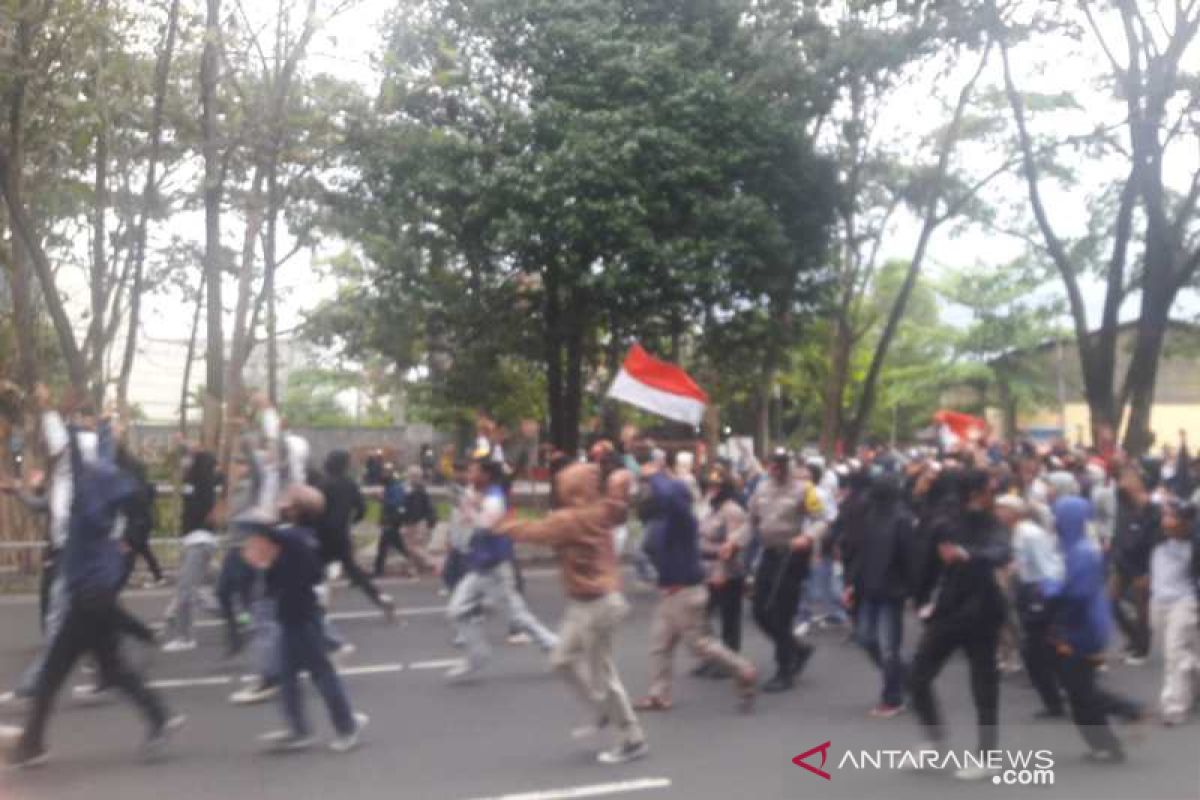 Polisi bubarkan aksi demo susulan di depan Artos Magelang