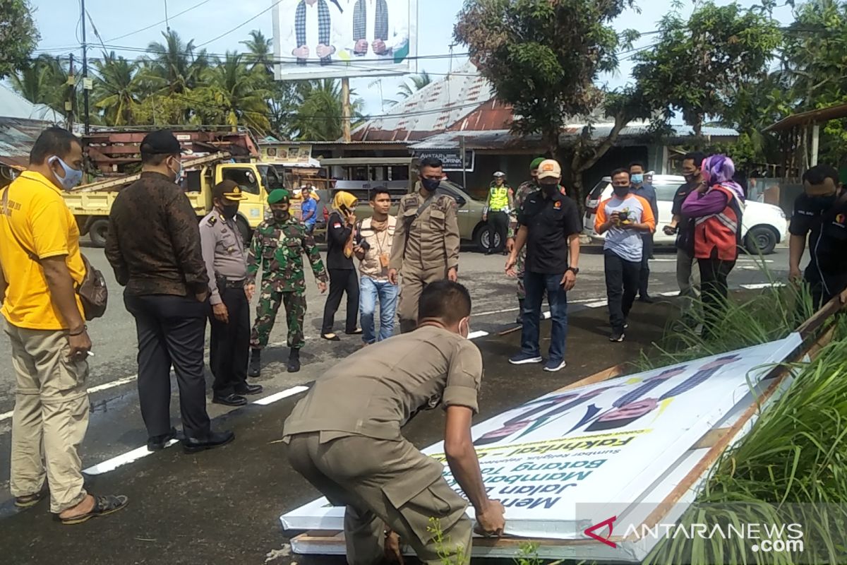 Bawaslu Pariaman tertibkan ratusan APK Cagub dan Cawagub Sumbar