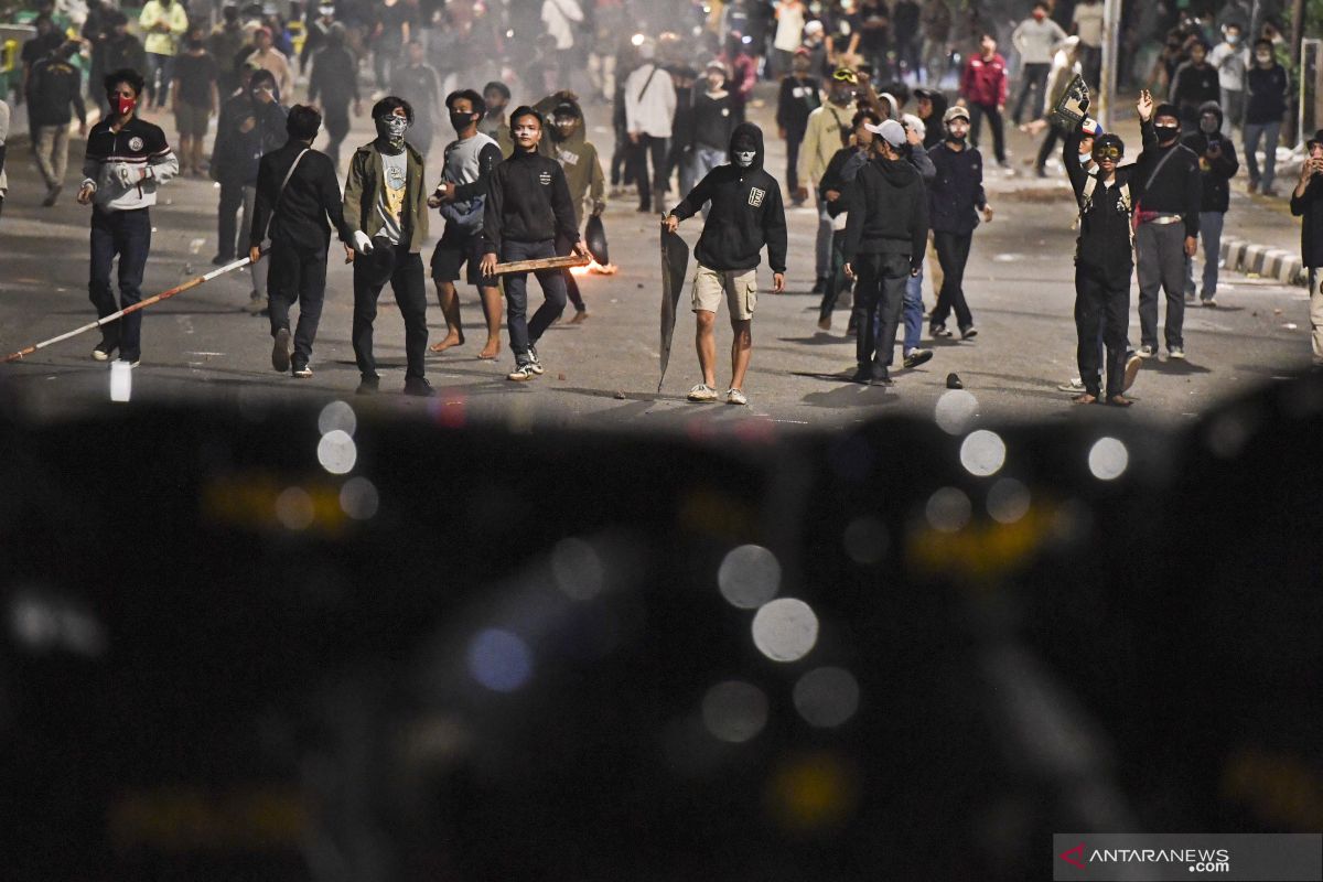 Dua kelompok massa di Pekanbaru bentrok