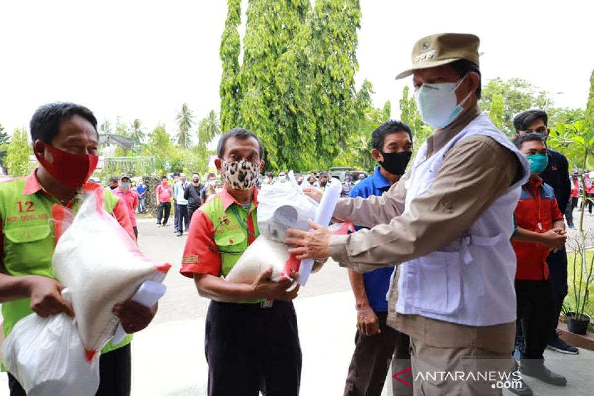 Wali Kota Manado Bantu Pekerja Harian Bandara Sam Ratulangi