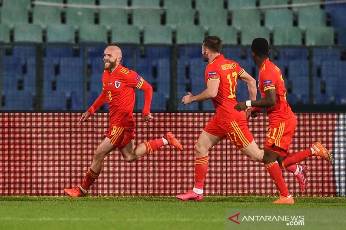 Wales amankan posisi puncak klasemen