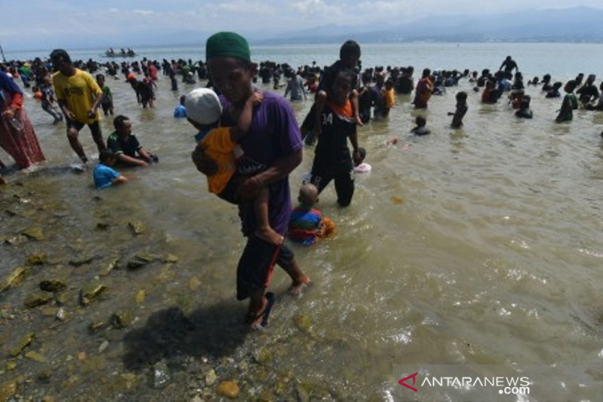 Ritual mandi Safar di pantai Palu