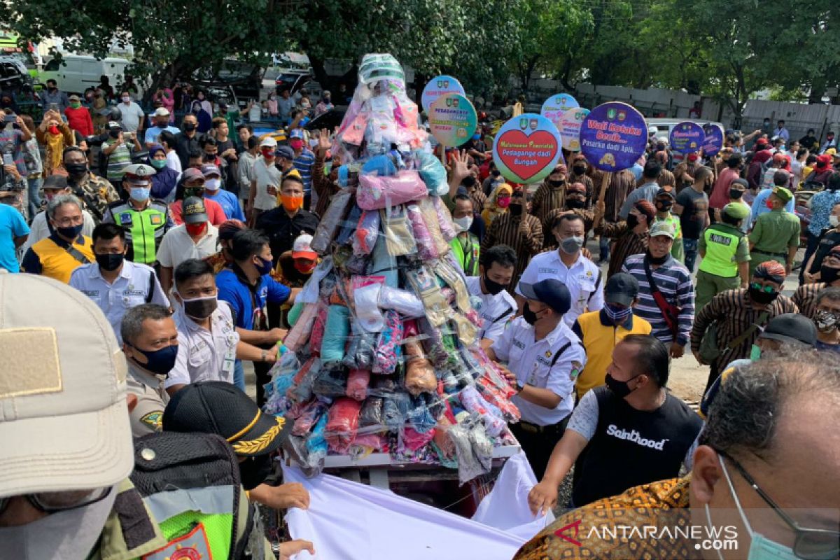 Ratusan pedagang Pasar Klewer Solo ikuti  kirab boyongan