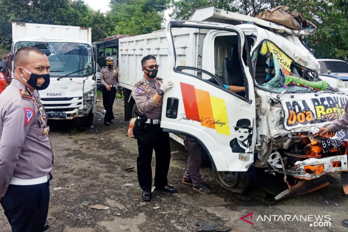 Truk terjang tiga motor dan mobil di Puncak Bogor, lima meninggal