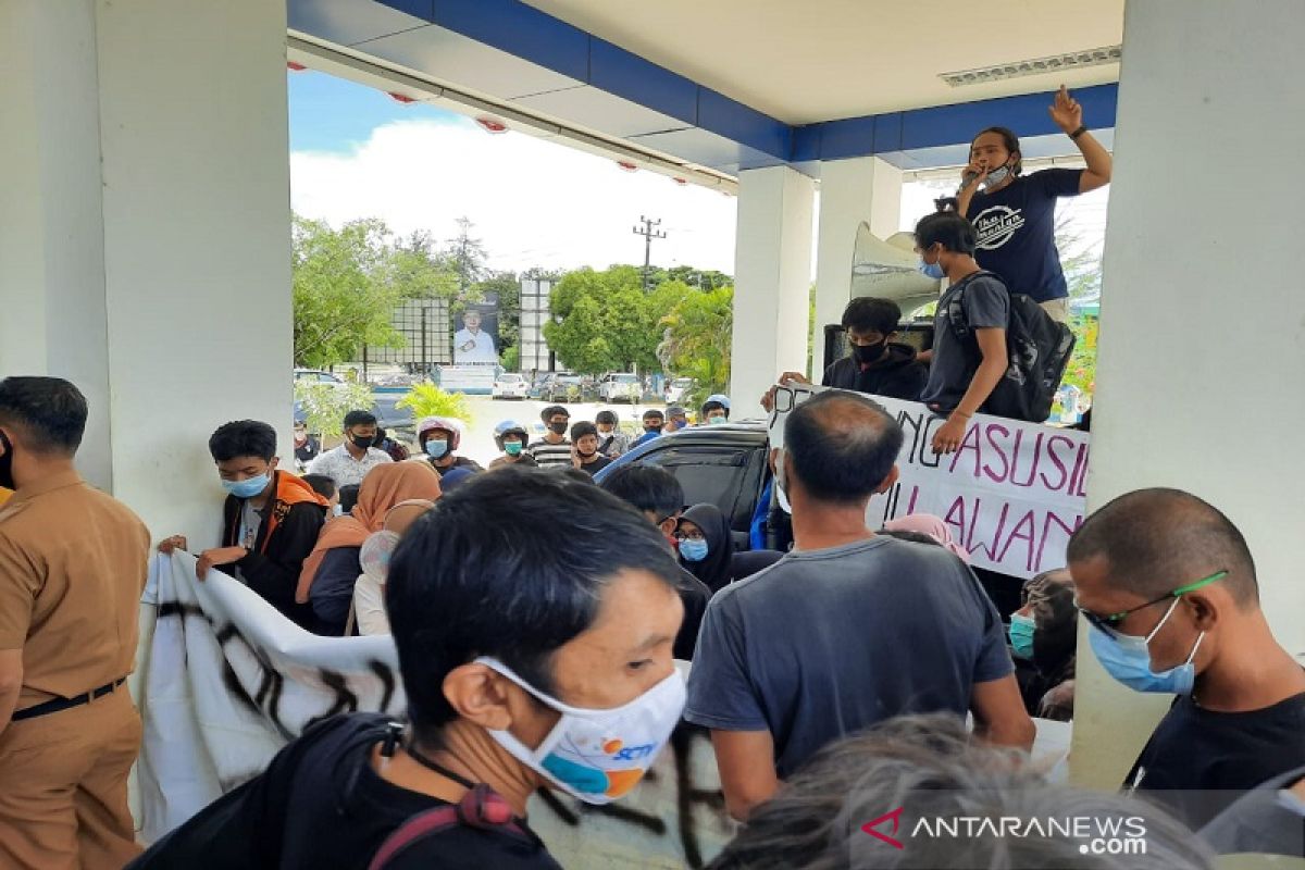 Dugaan pencabulan, IKA SMU-9 Kendari demo Diknasbud Sultra