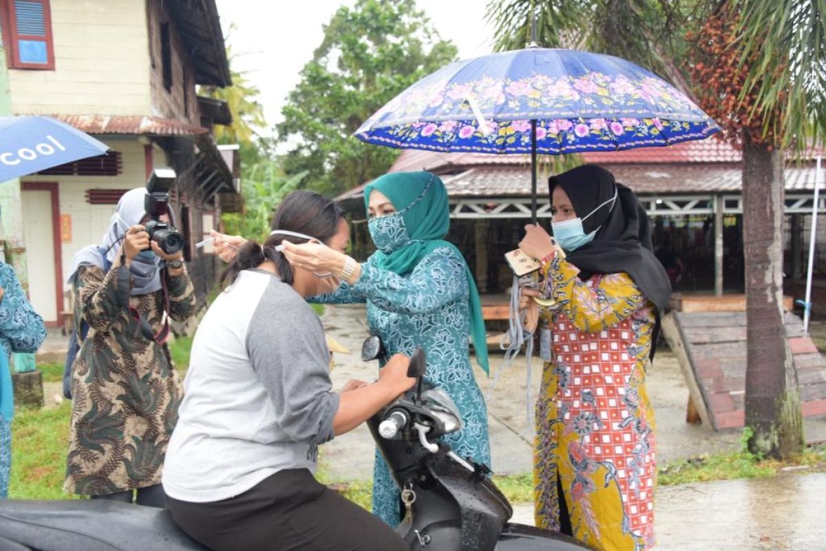 Beraktifitas di luar rumah, masyarkat harus disiplin menggunakan masker