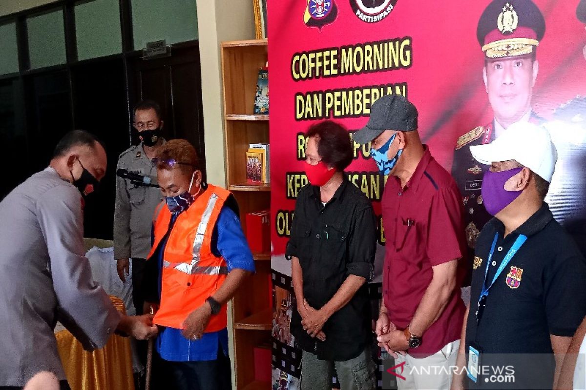 Usai bagikan rompi kepada wartawan, Kapolres Barsel sampaikan sejumlah harapan