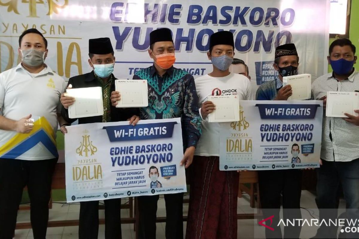 Ibas SBY bagikan perangkat Wifi gratis peringati Hari Santri