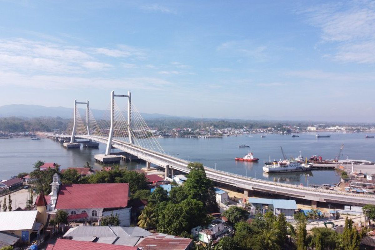 Jembatan Teluk Kendari ikon baru kota