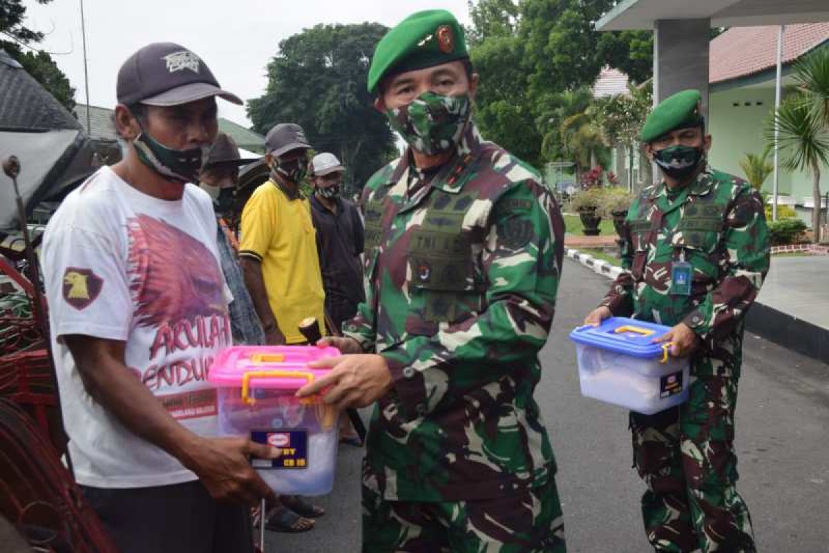 HUT ke-63, Akmil santuni anak yatim piatu dan tukang becak