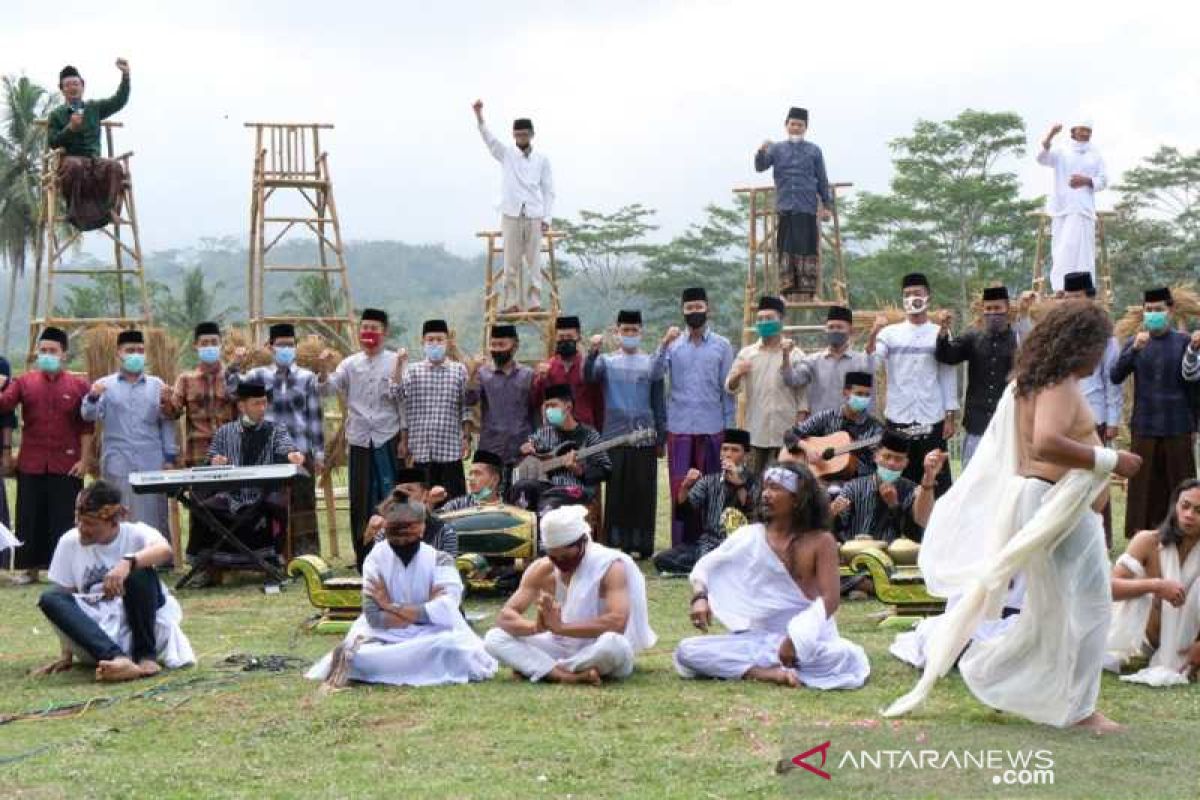 Seniman petani Lima Gunung kolaborasi pentas dengan santri