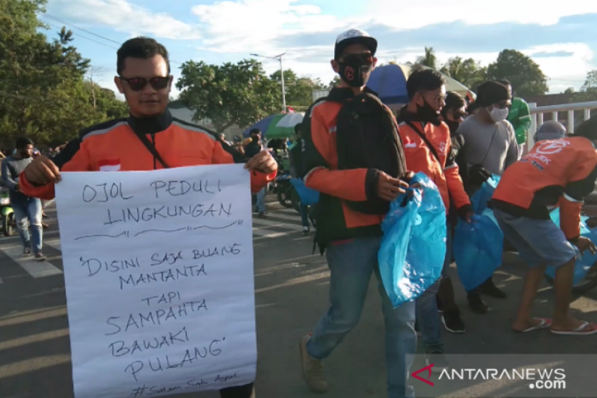 Komunitas Grab-Gojek dan Okejek aksi bersih Jembatan Teluk Kendari