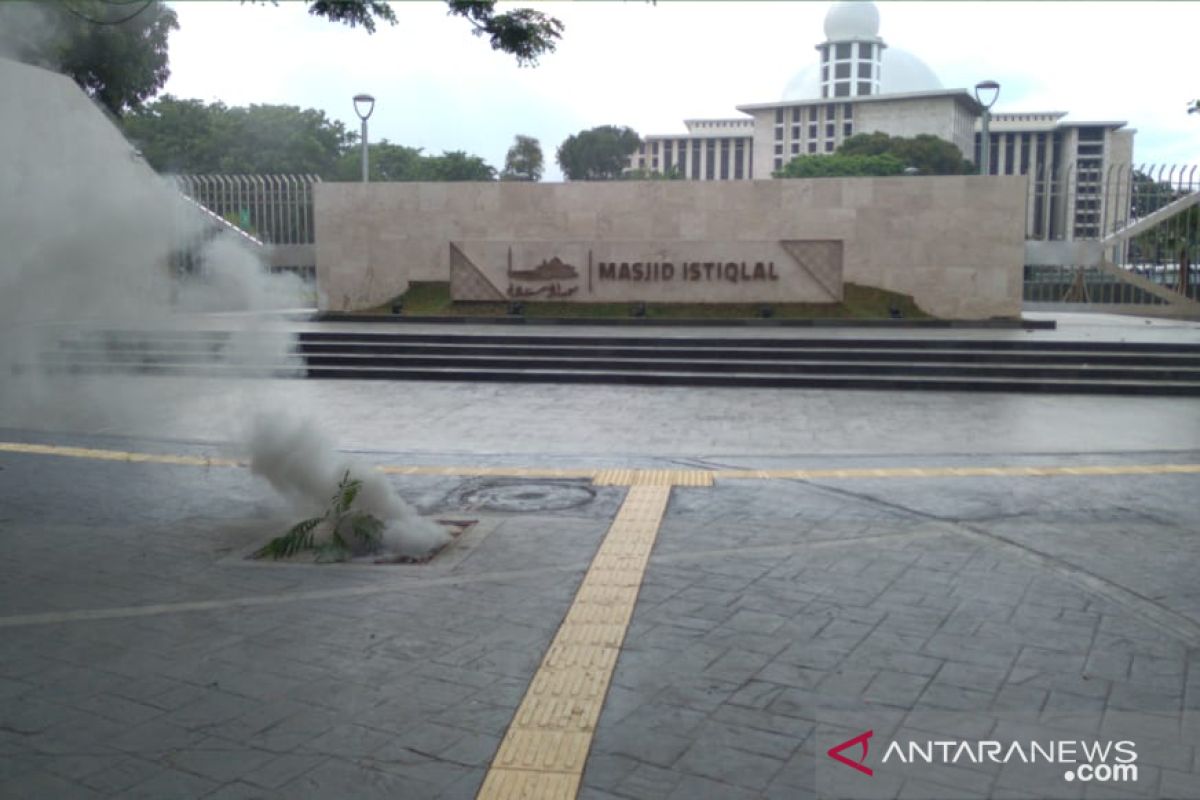 Kepulan asap keluar di depan Masjid Istiqlal Jakarta akibat kabel listrik terbakar